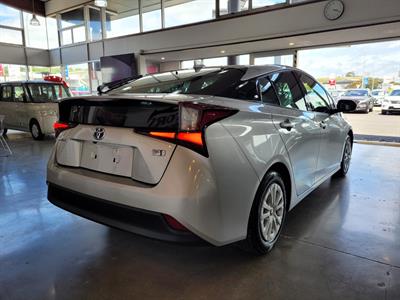 2019 Toyota Prius - Thumbnail