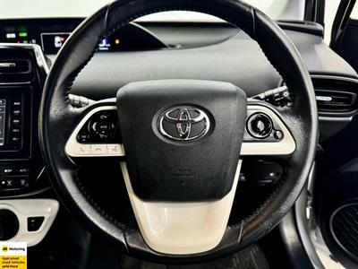 2016 Toyota Prius - Thumbnail