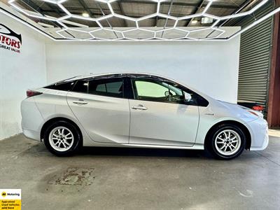 2016 Toyota Prius - Thumbnail