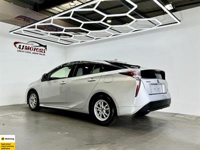 2016 Toyota Prius - Thumbnail