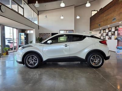 2017 Toyota C-HR - Thumbnail