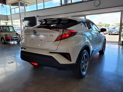 2017 Toyota C-HR - Thumbnail