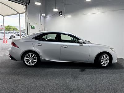 2013 Lexus IS 300h - Thumbnail