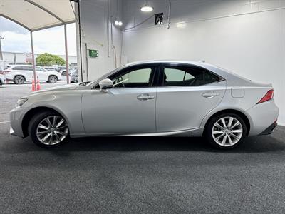 2013 Lexus IS 300h - Thumbnail