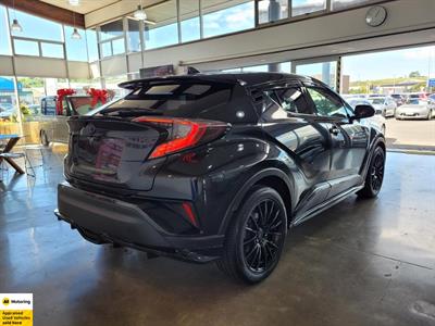 2017 Toyota C-HR - Thumbnail