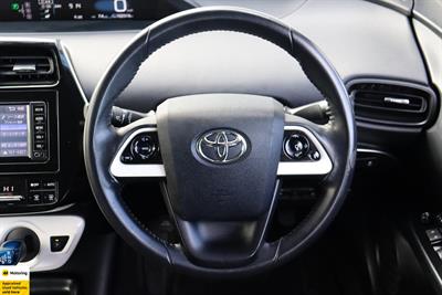 2017 Toyota Prius - Thumbnail