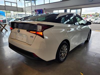 2019 Toyota Prius - Thumbnail