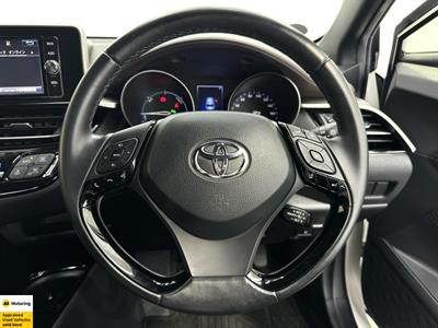 2017 Toyota C-HR - Thumbnail