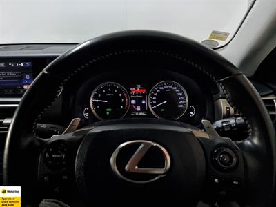 2013 Lexus IS 300h - Thumbnail