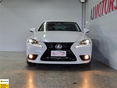 2013 Lexus IS 300h - Thumbnail