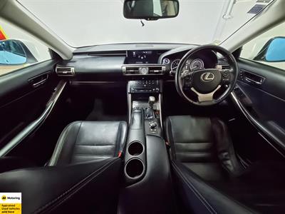 2013 Lexus IS 300h - Thumbnail