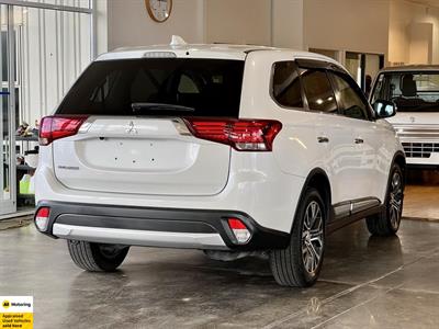 2016 Mitsubishi Outlander - Thumbnail