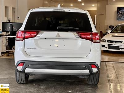 2016 Mitsubishi Outlander - Thumbnail