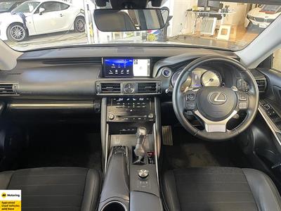2016 Lexus IS 300h - Thumbnail