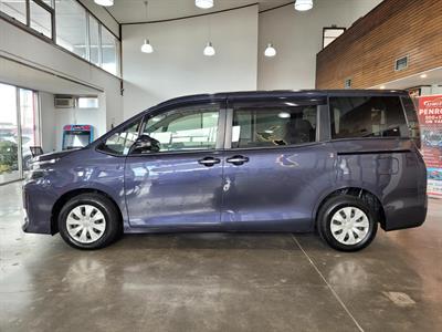 2014 Toyota Voxy - Thumbnail