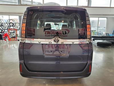 2014 Toyota Voxy - Thumbnail