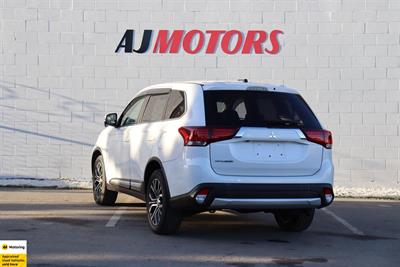 2016 Mitsubishi Outlander - Thumbnail