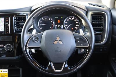 2016 Mitsubishi Outlander - Thumbnail