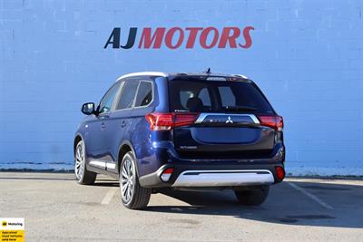 2020 Mitsubishi Outlander - Thumbnail