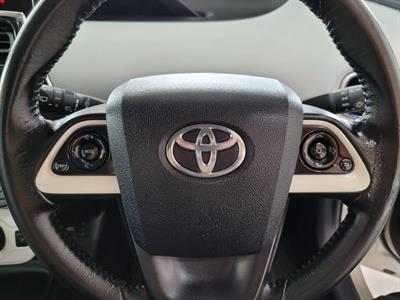 2016 Toyota Prius - Thumbnail