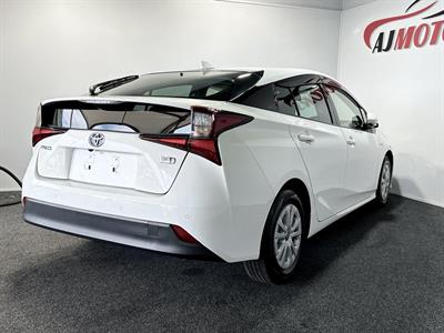 2019 Toyota Prius - Thumbnail