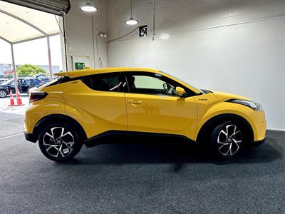 2017 Toyota C-HR - Thumbnail