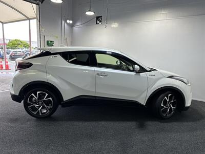 2017 Toyota C-HR - Thumbnail