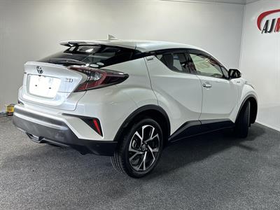 2017 Toyota C-HR - Thumbnail