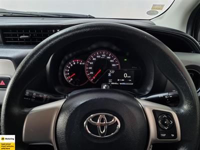 2016 Toyota Vitz - Thumbnail