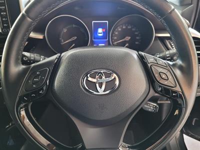 2017 Toyota C-HR - Thumbnail