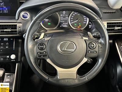 2014 Lexus IS 300h - Thumbnail