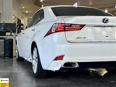 2014 Lexus IS 300h - Thumbnail