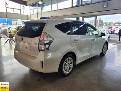 2014 Toyota Prius Alpha - Thumbnail