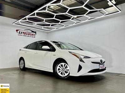 2016 Toyota Prius - Thumbnail