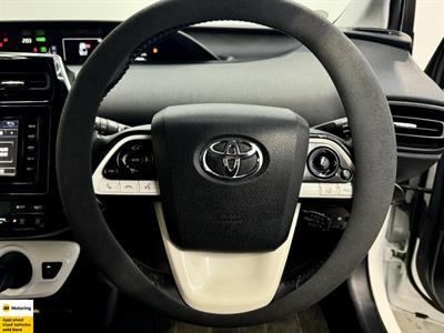 2016 Toyota Prius - Thumbnail