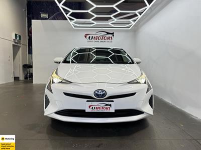 2016 Toyota Prius - Thumbnail