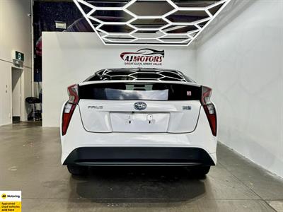 2016 Toyota Prius - Thumbnail