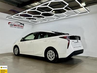 2016 Toyota Prius - Thumbnail