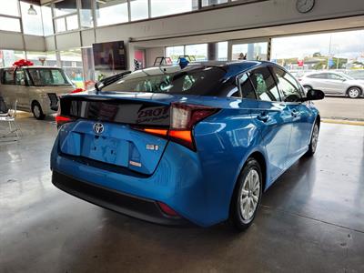 2020 Toyota Prius - Thumbnail