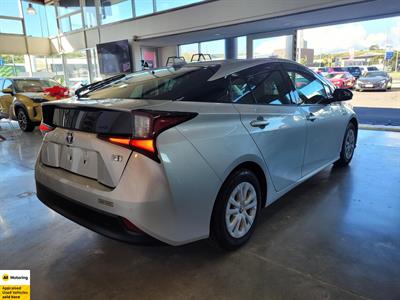 2019 Toyota Prius - Thumbnail