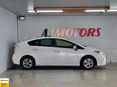 2014 Toyota Prius - Thumbnail