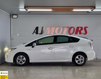 2014 Toyota Prius - Thumbnail