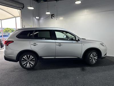 2022 Mitsubishi Outlander - Thumbnail