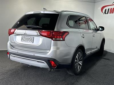 2022 Mitsubishi Outlander - Thumbnail