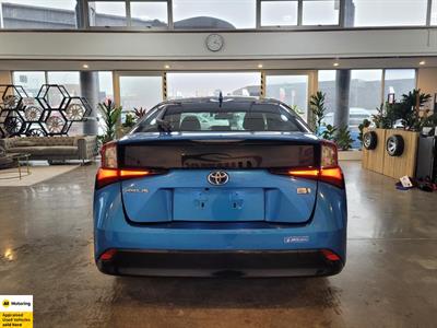 2019 Toyota Prius - Thumbnail