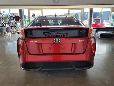 2016 Toyota Prius - Thumbnail