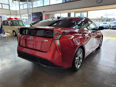 2016 Toyota Prius - Thumbnail