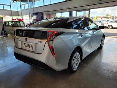 2017 Toyota Prius - Thumbnail