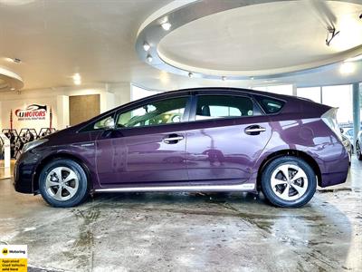 2015 Toyota Prius - Thumbnail