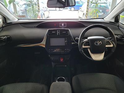 2017 Toyota Prius - Thumbnail